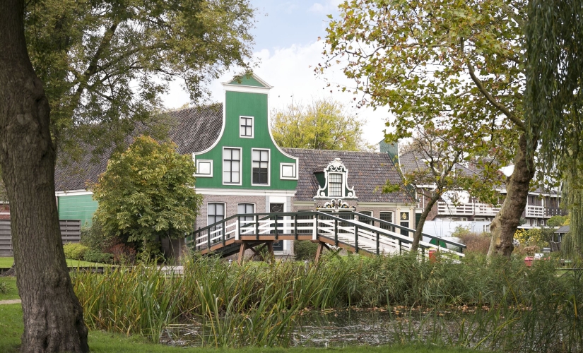 Huis met ijzeren brug 